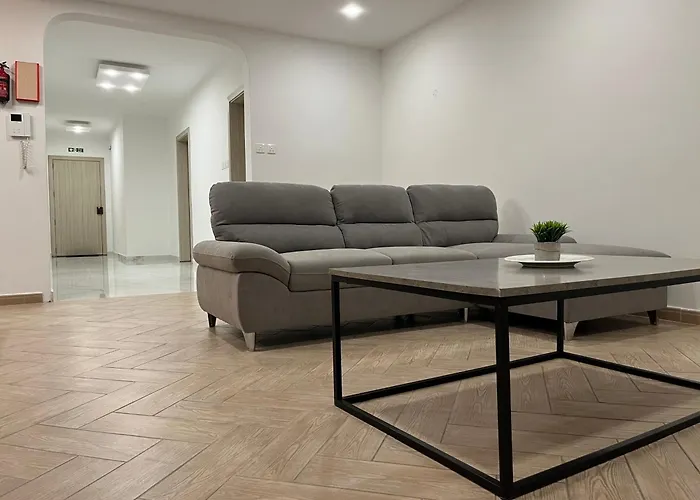 Free Wifi - 2 Min Walk To Sea - Modern 2 Bedroom Corner Ground Floor Apartment With Large Terrace Balcony - Superb Location - Qawra