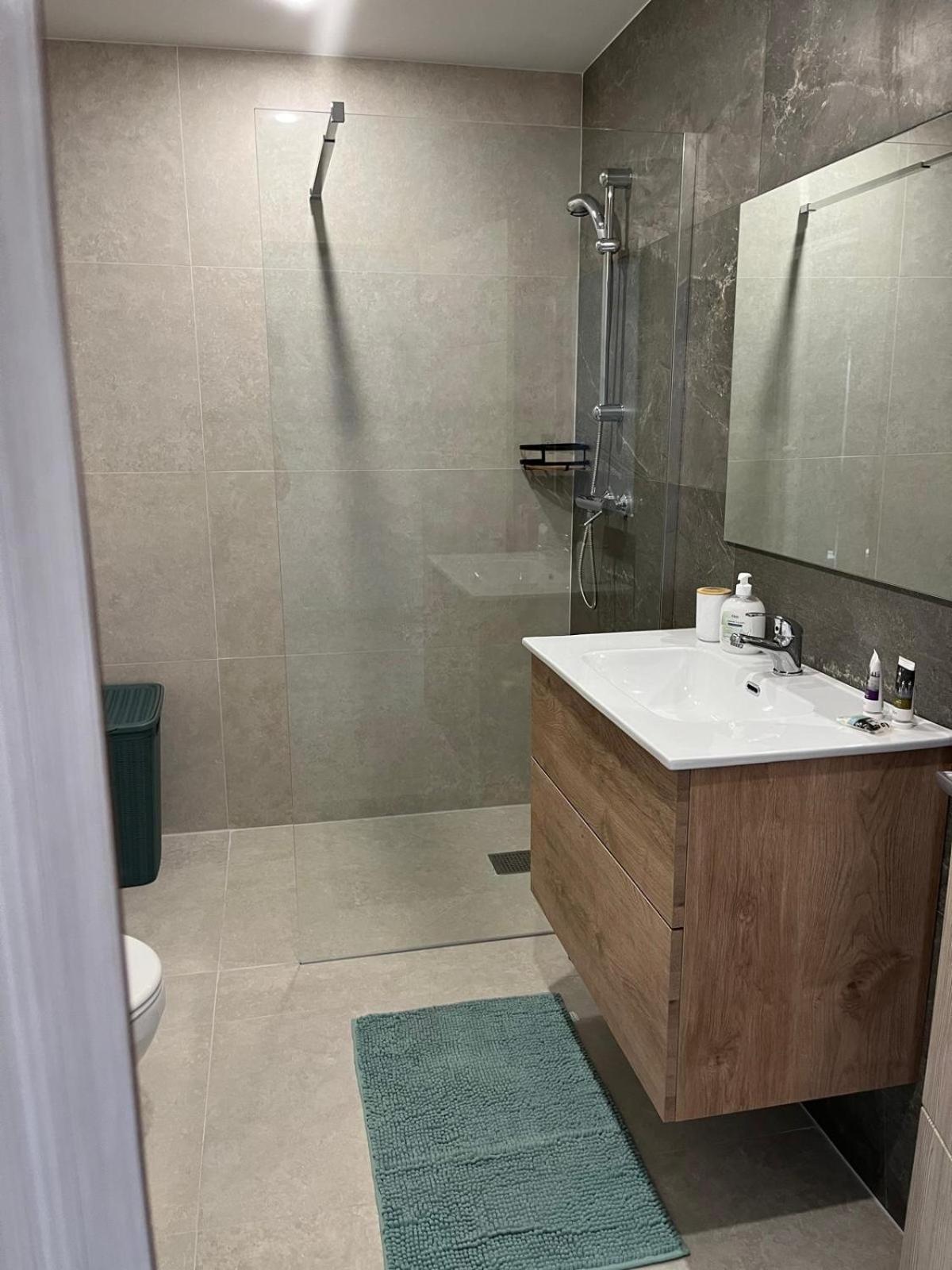Free Wifi - 2 Min Walk To Sea - Modern 2 Bedroom Corner Ground Floor With Large Terrace Balcony - Superb Location - Qawra Apartment